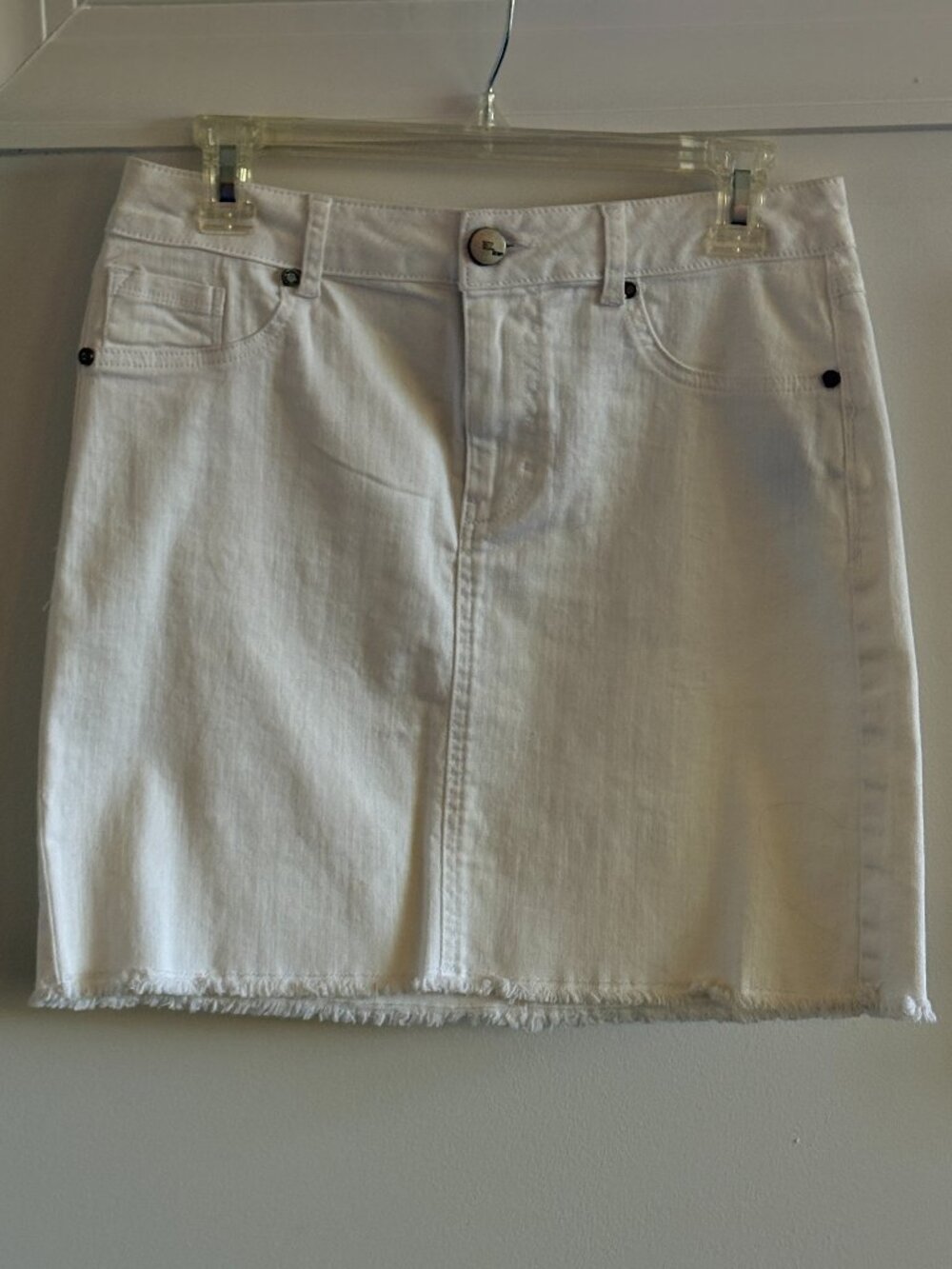 1822 Denim White, Cotton Jean Skirt, Frayed Hem, Zipper Front, Size 6